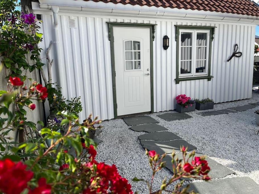 Idyllisk Lite Anneks Med Enestaende Uteplass Larvik Exterior photo